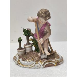 Statuina con putto in porcellana di Meissen del XIX secolo 