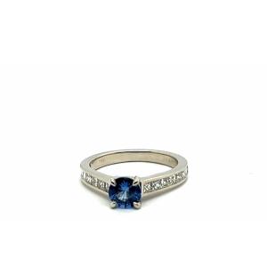 18 Carat White Gold Ring With Sapphire And Diamonds 0.800 Carats