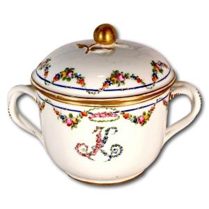 Curious Bouillon Bowl And Its Lid In Paris Porcelain - Ep. 18th Century