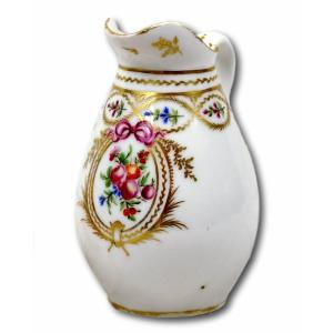 Small Piriform Milk Jug In Paris Porcelain - Manufacture De Locre - 18th Century