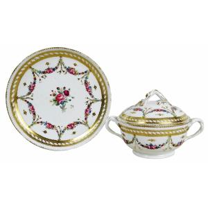 A Bouillon Bowl And Stand In Paris Porcelain - Manufacture A La Reine - 18th Century