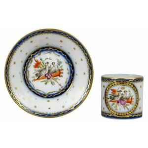 Small Miniature Mug And Its Soucoupe In Bordeaux Porcelain - Atelier De Vereneuilh