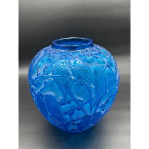 A Perruches  Vase By R. Lalique In Electric Blue Glass