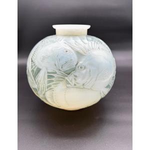 An Opalescent Poissons Vase By R. Lalique