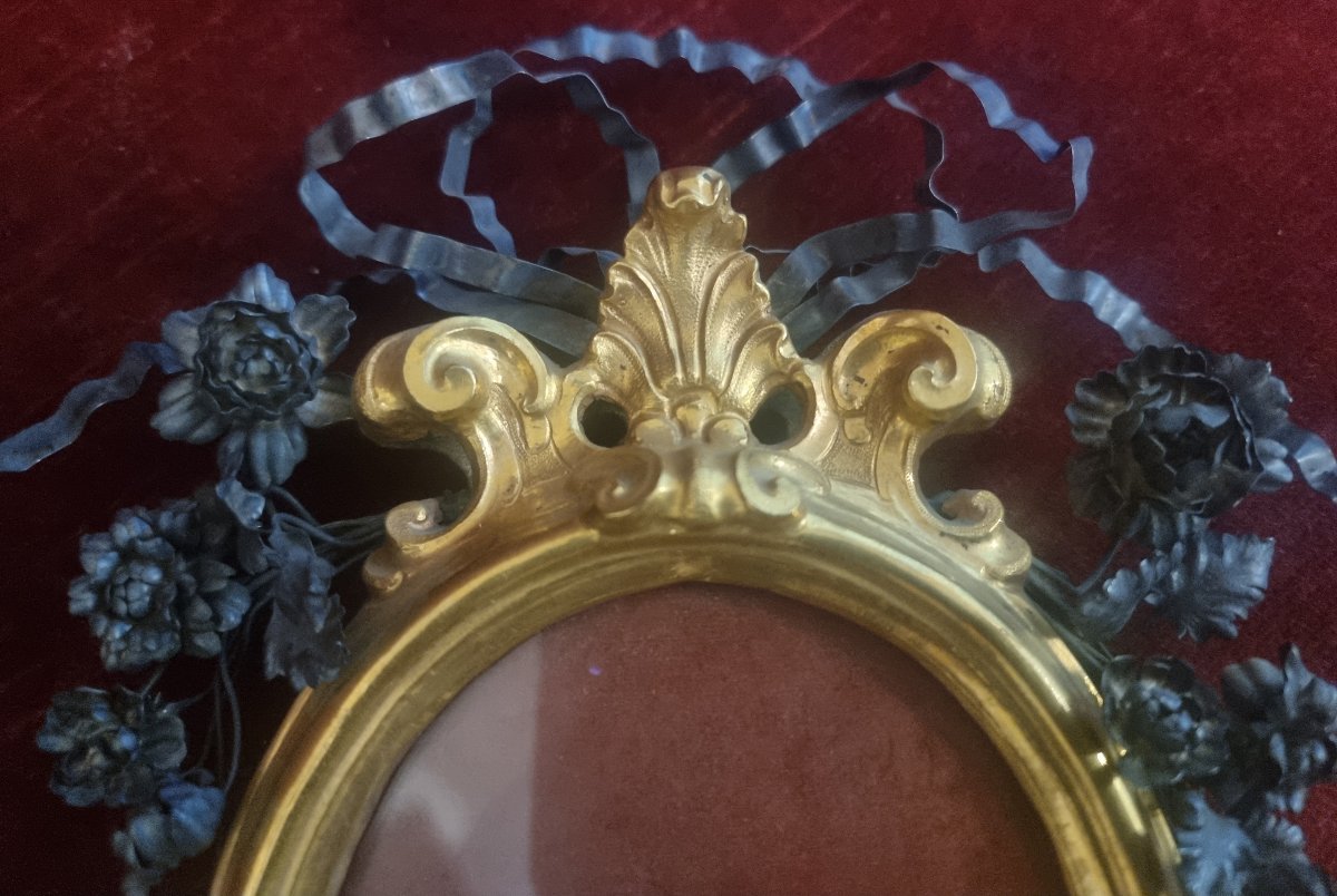 CORNICE IN RAME DORATO CON FIORI E NASTRO IN ARGENTO - META' DEL XVIII SECOLO-photo-1