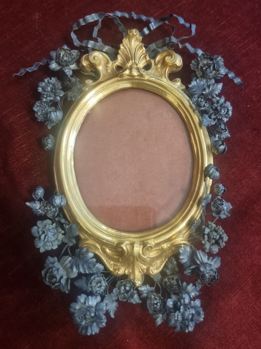 CORNICE IN RAME DORATO CON FIORI E NASTRO IN ARGENTO - META' DEL XVIII SECOLO