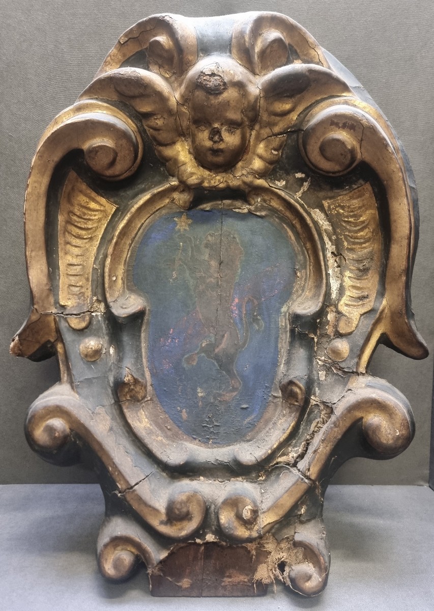 STEMMA NOBILIARE DA INTERNO PALAZZO - CARTAPESTA TELATA, DORATO E DIPINTO - XVI SECOLO