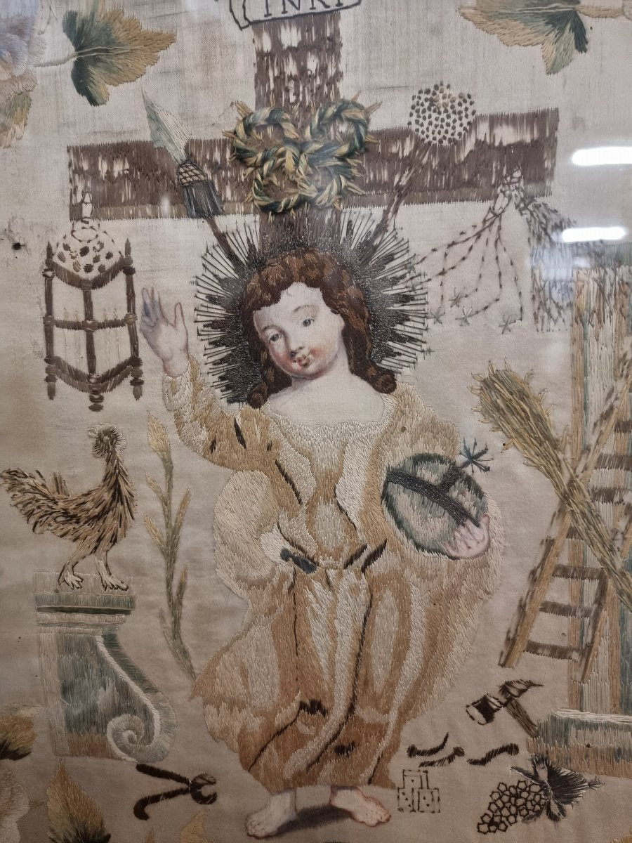 TESSUTO RICAMATO RAFFIGURANTE GESU CON GLI STRUMENTI DELLA PASSIONE - XIX secolo-photo-2