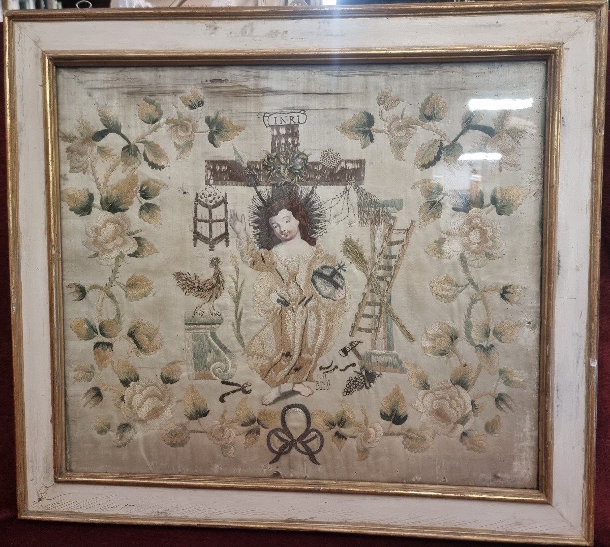 TESSUTO RICAMATO RAFFIGURANTE GESU CON GLI STRUMENTI DELLA PASSIONE - XIX secolo