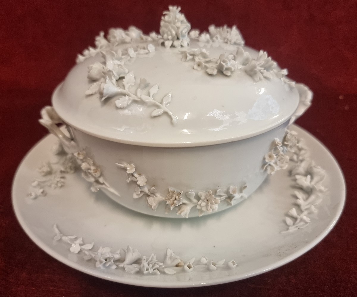 TAZZA DA PUERPERA IN PORCELLANA BIANCA - MANIFATURA COZZI VENEZIA - SECONDA META' XVIII SECOLO