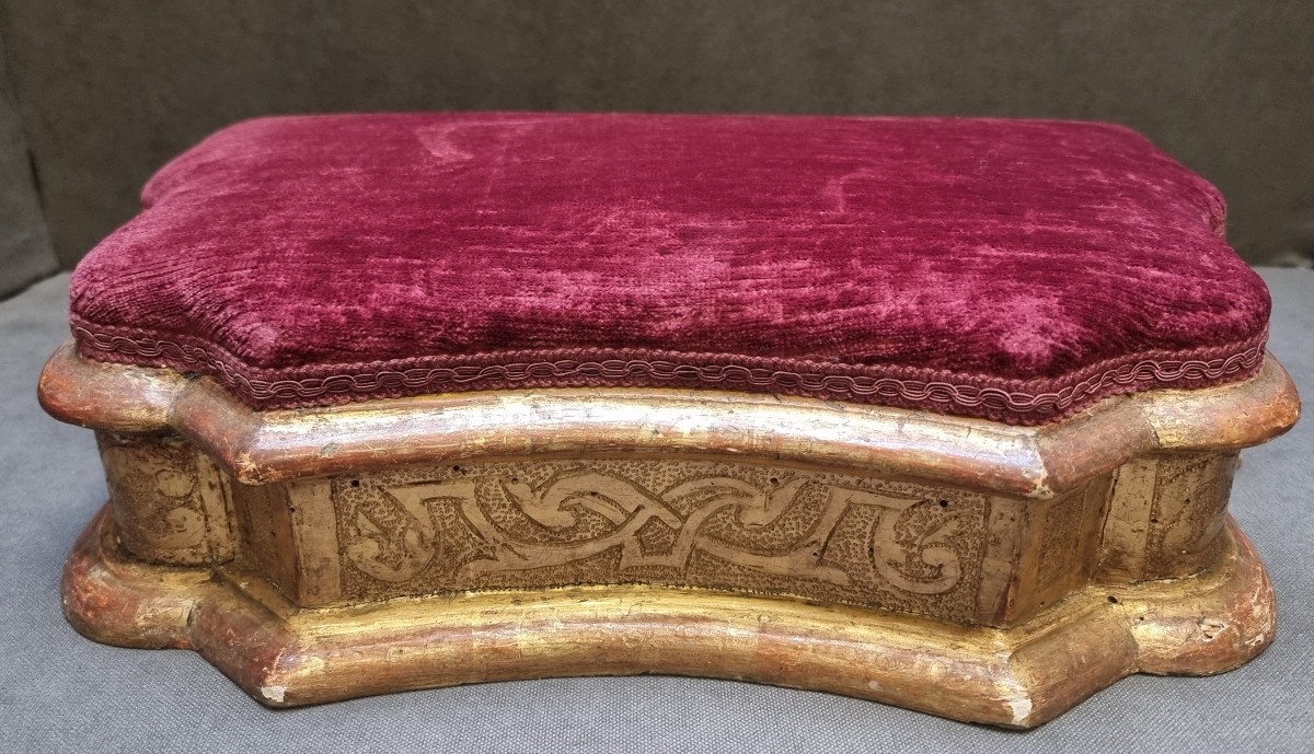 BASE IN LEGNO DORATO E VELLUTO ROSSO - ITALIA FINE XVII SECOLO
