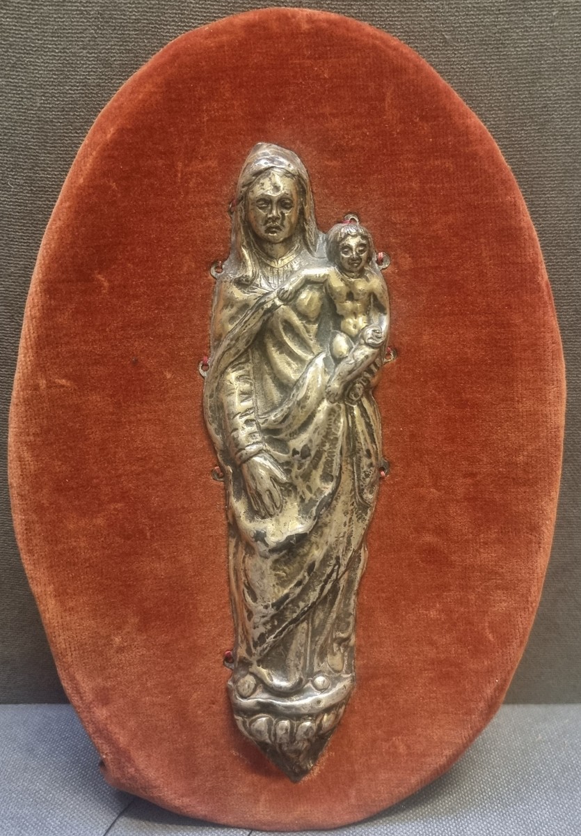 MADONNA CON BAMBINO IN ARGENTO SBALZATO E DORATO  ITALIA, SULMONA ULTIMO QUARTO DEL XV SECOLO
