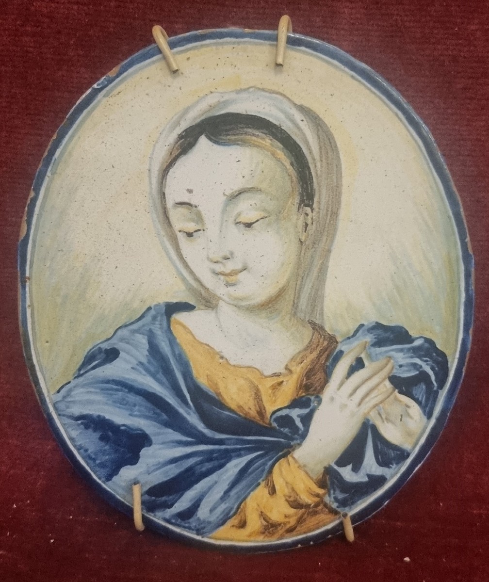 MATTONELLA OVALE IN CERAMICA DIPINTA RAFFIGURANTE MADONNA - ITALIA, CASTELLI