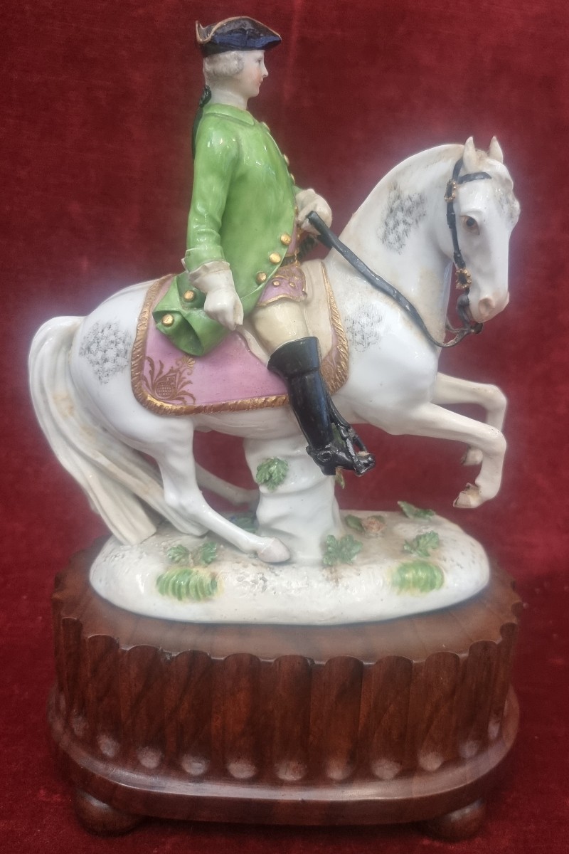 STATUINA PORCELLANA DIPINTA SU BASE DI LEGNO - CAVALIERE -GERMANIA MEISSEN - META DEL XVIII SEC