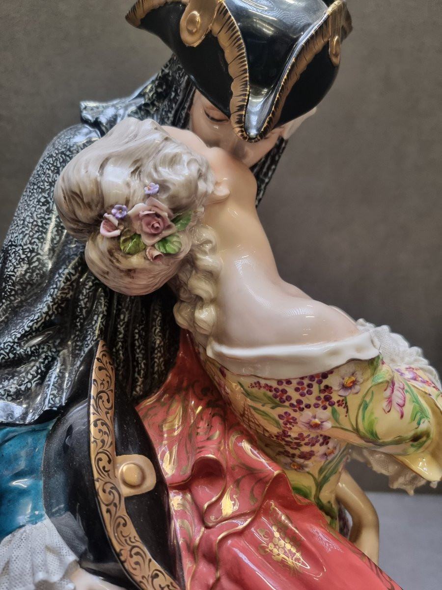 SCULTURA IN PORCELLANA DIPINTA - COPPIA VENEZIANA / IL BACIO -  LUIGI FABRIS - ITALIA-photo-1