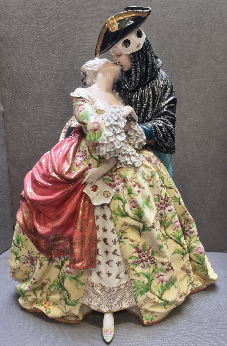 SCULTURA IN PORCELLANA DIPINTA - COPPIA VENEZIANA / IL BACIO -  LUIGI FABRIS - ITALIA