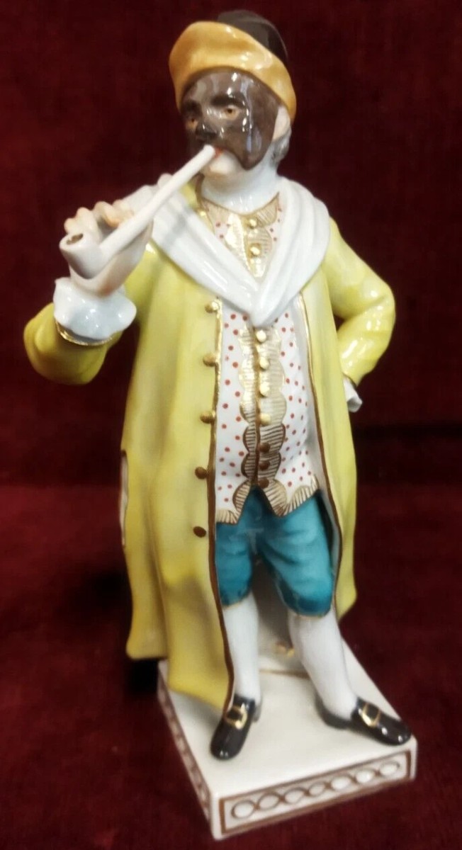 COMMEDIA DELL' ARTE ITALIANA  STATUINA CORTEGGIANO IN PORCELLANA DIPINTA MEISSEN - XX SECOLO