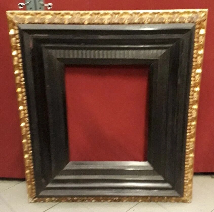 CORNICE FIAMMINGA PLACCATA D'EBANO e legno intagliato e dorato coevo XVII secolo
