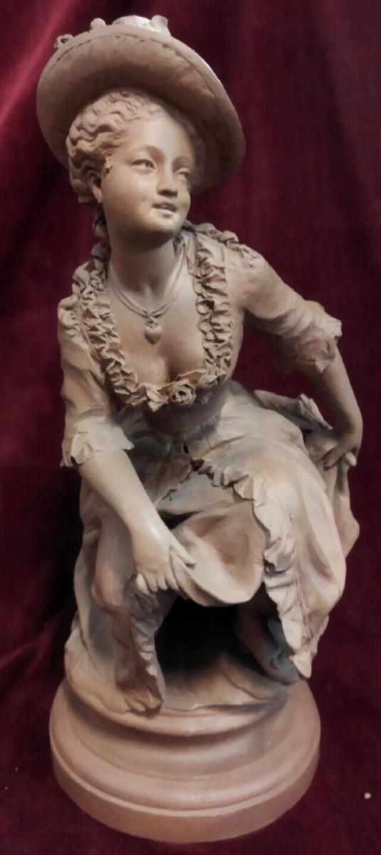 SCULTURA EROTICA IN TERRACOTTA DONNA CHE ALZA LA GONNA