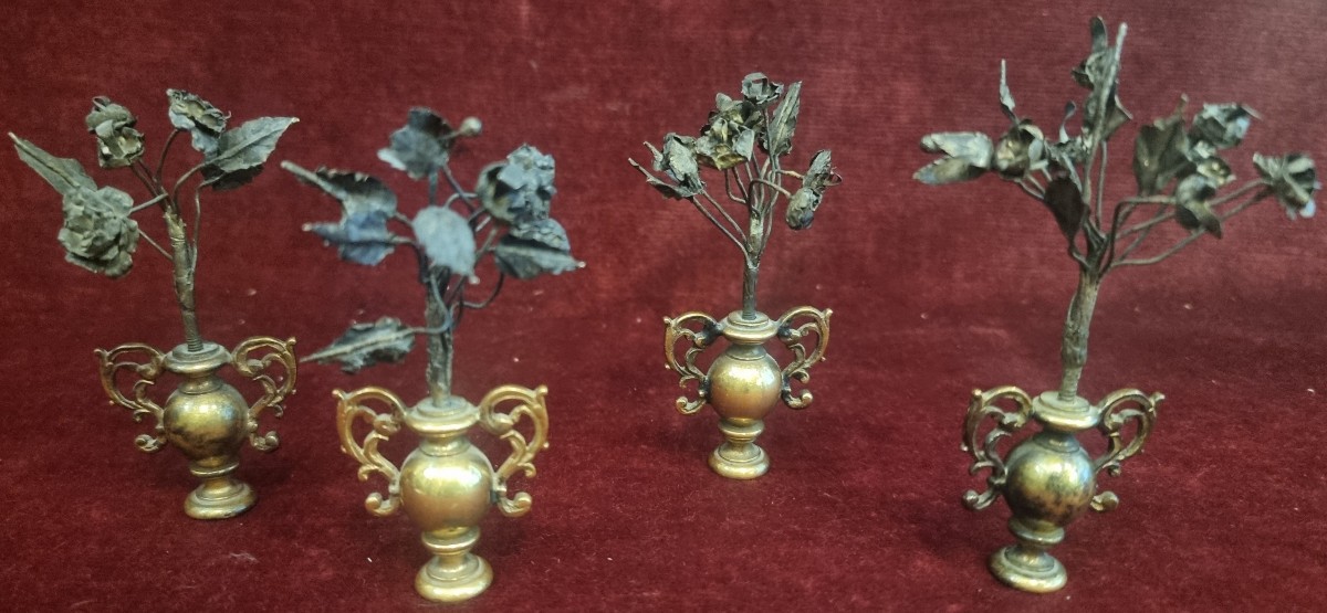 4 VASI MINIATURA IN RAME DORATO CON FIORI IN METALLO ARGENTEO - PRIMI '600 - FIRENZE
