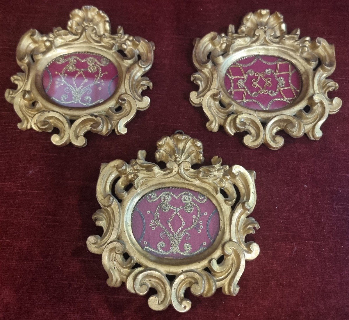 TRE CORNICI DECORATICE IN LEGNO INTAGLIATO E DORATO - ROMA, INIZIO XVIII SECOLO