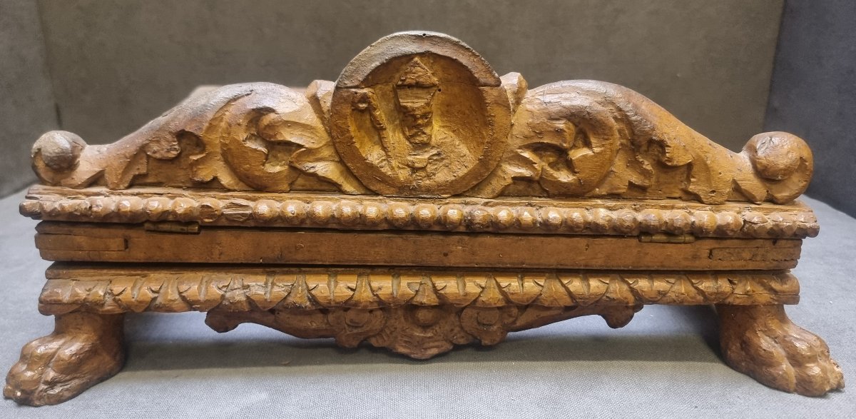 LEGGIO IN LEGNO INTAGLIATO E LACCATO - ITALIA DEL SUD - PRIMI XVIII SECOLO