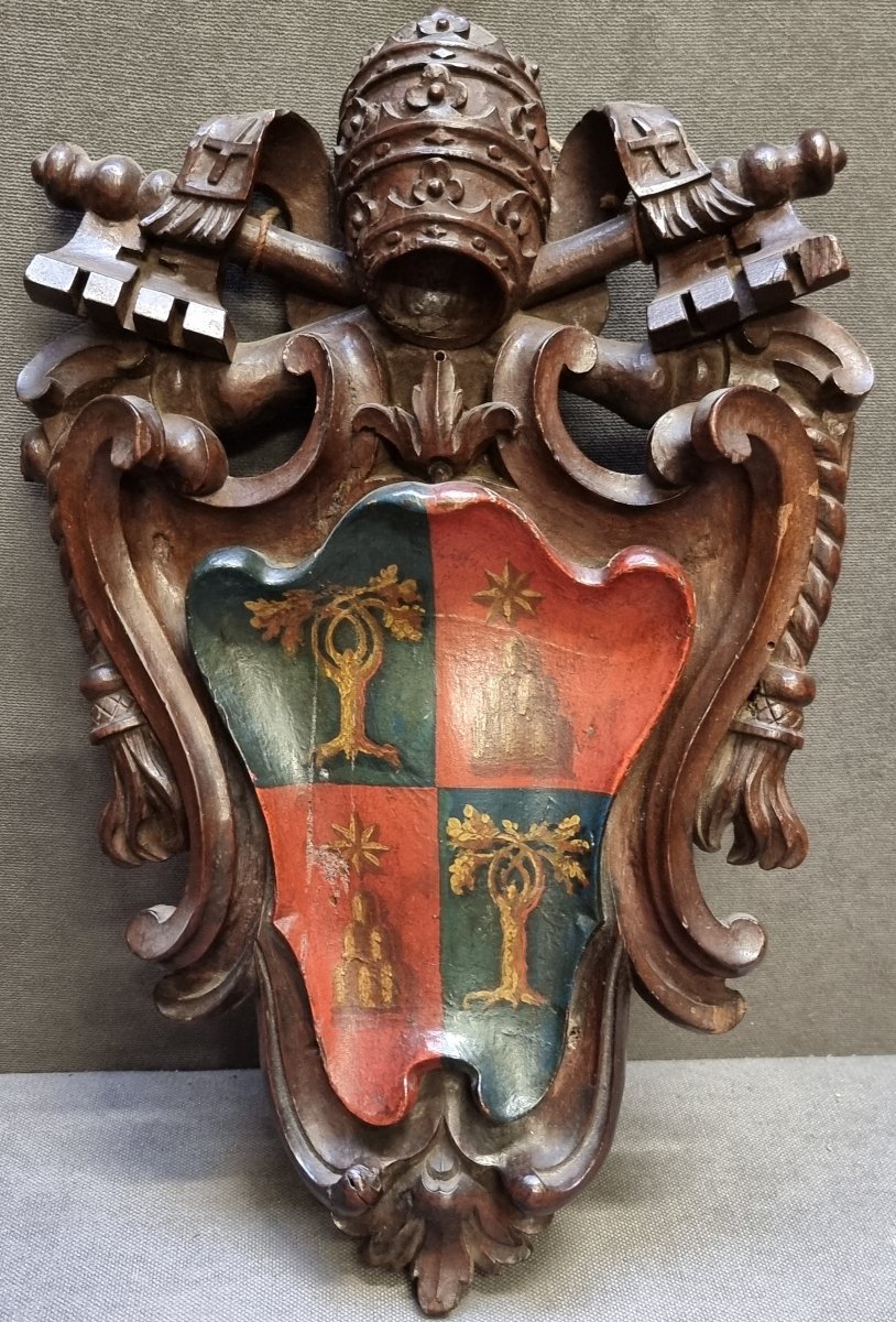 STEMMA DI PAPA CHIGI (1655-1667)(ALESSANDRO VII) IN LEGNO (NOCE) LACCATO E DIPINTO 