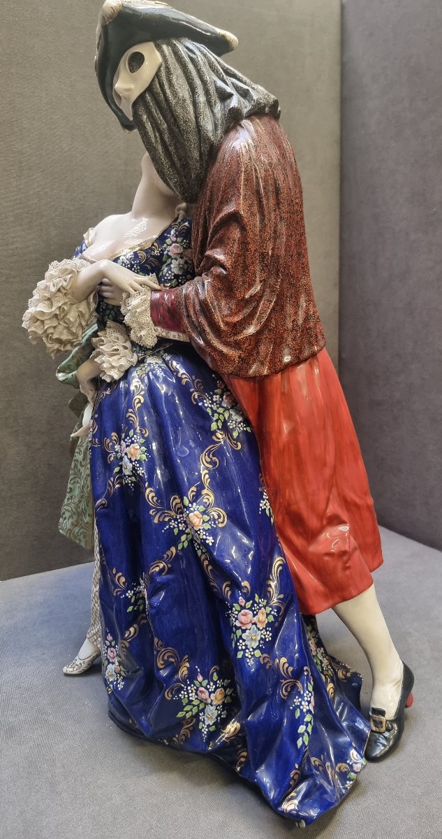 SCULTURA IN PORCELLANA DIPINTA COPPIA VENEZIANA / IL BACIO  LUIGI FABRIS - ITALIA  XX SECOLO-photo-3