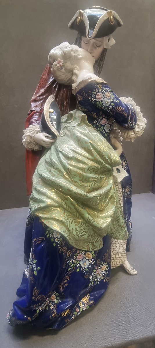 SCULTURA IN PORCELLANA DIPINTA COPPIA VENEZIANA / IL BACIO  LUIGI FABRIS - ITALIA  XX SECOLO-photo-3
