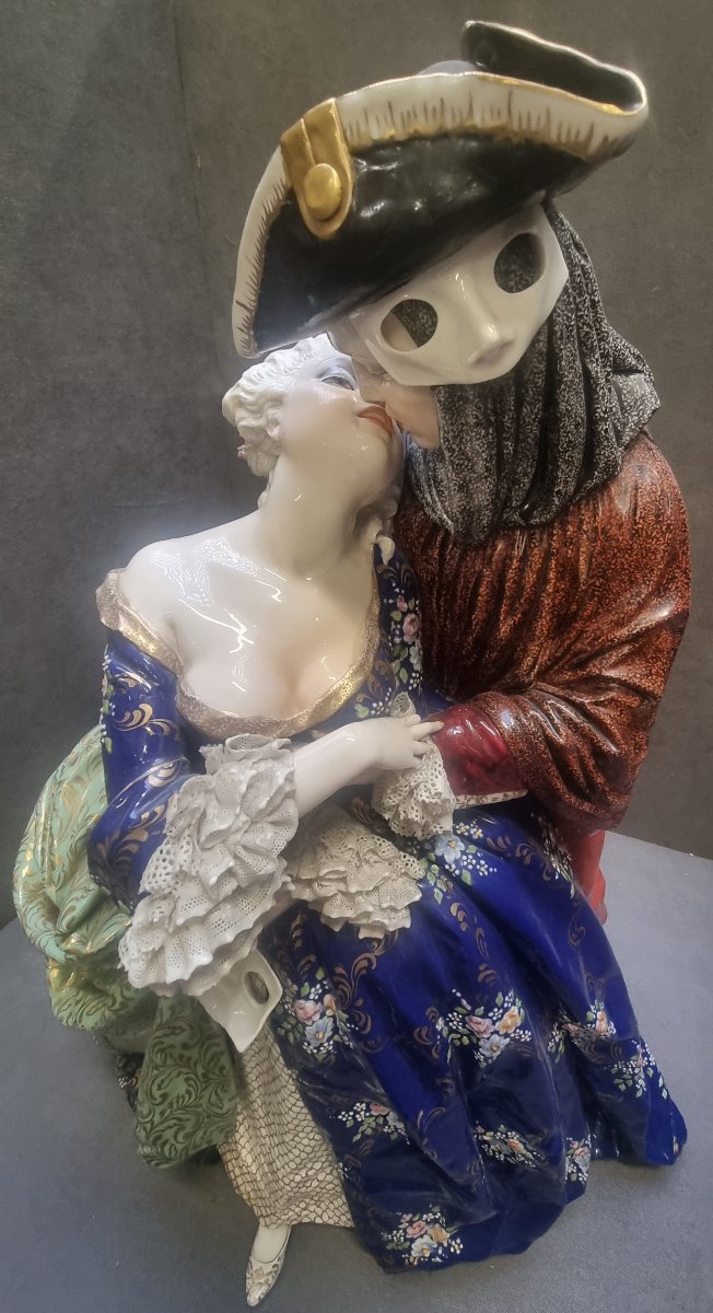 SCULTURA IN PORCELLANA DIPINTA COPPIA VENEZIANA / IL BACIO  LUIGI FABRIS - ITALIA  XX SECOLO-photo-5