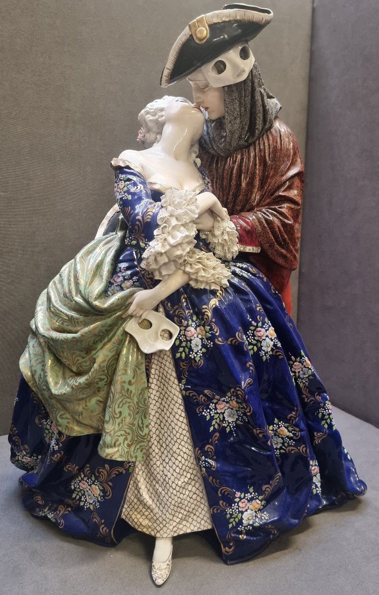 SCULTURA IN PORCELLANA DIPINTA COPPIA VENEZIANA / IL BACIO  LUIGI FABRIS - ITALIA  XX SECOLO