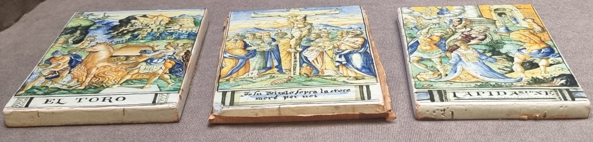 3 MATTONELLE IN MAIOLICA DIPINTA RAFFIGURANTE MARTIRI - ITALIA CENTRALE - FINE XVI SECOLO-photo-4
