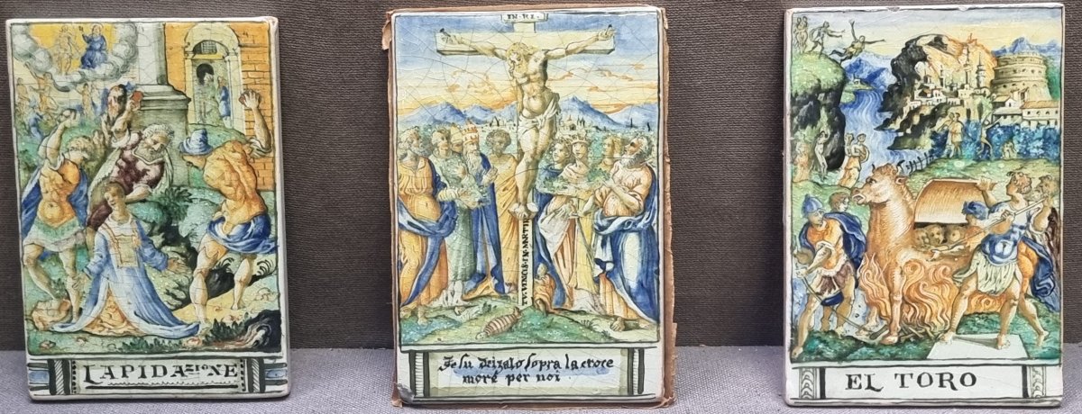 3 MATTONELLE IN MAIOLICA DIPINTA RAFFIGURANTE MARTIRI - ITALIA CENTRALE - FINE XVI SECOLO