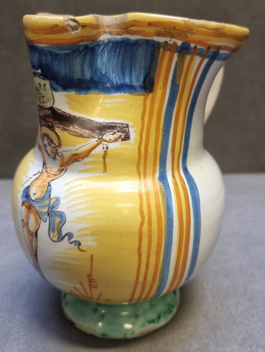 BROCCA IN MAIOLICA CON FIGURA DI CRISTO - CENTRO ITALIA - dell'700