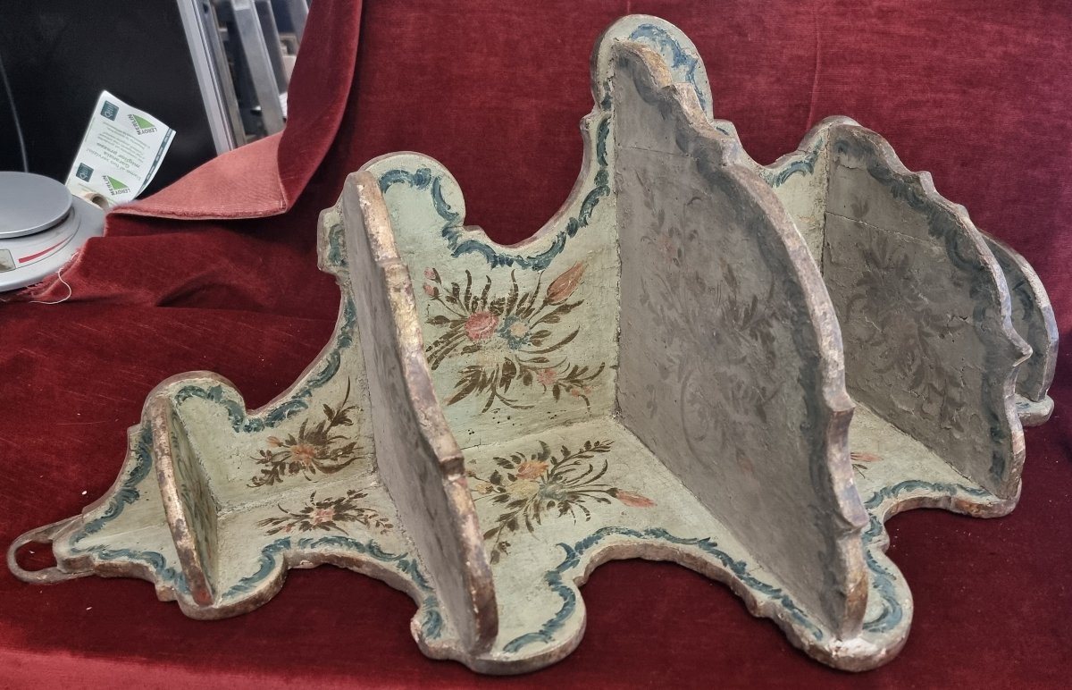 ETAGERE ANGOLIERA IN LEGNO LACCATO CON BORDI ARGENTATI - ITALIA, MARCHE - Prima metà XVIII 