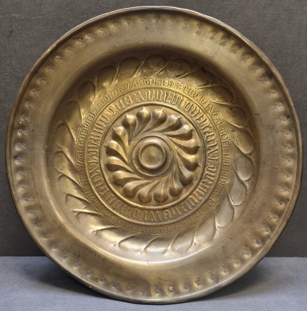 ELEMOSINIERE IN OTTONE - FIANDRE, XVI SECOLO  - Diametro : 44,5 cm