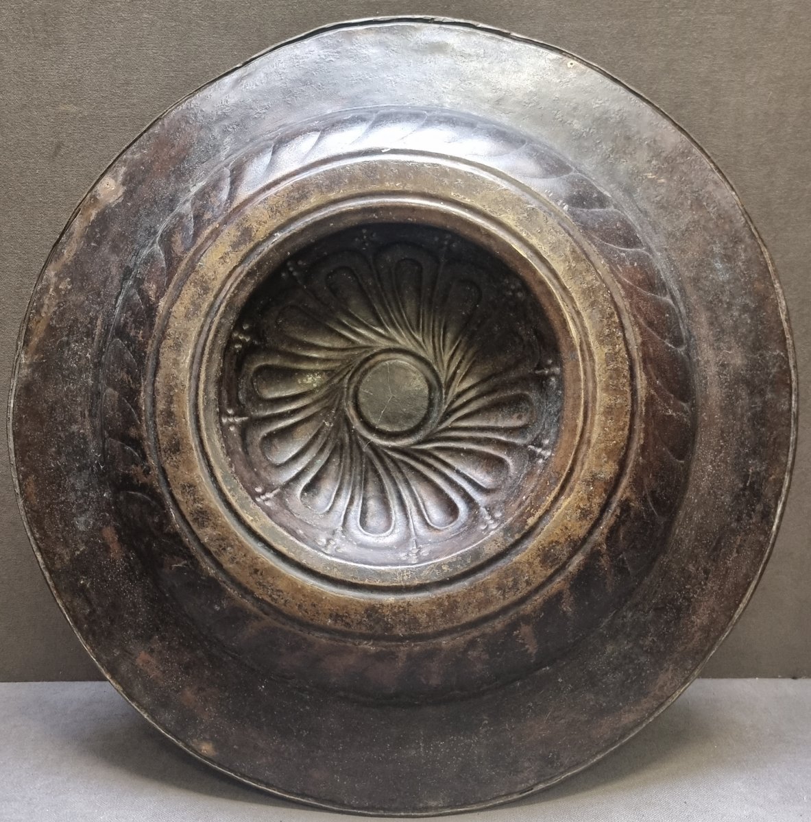 ELEMOSINIERE IN OTTONE - FIANDRE, XVI SECOLO  - Diametro : 48,5 cm-photo-3