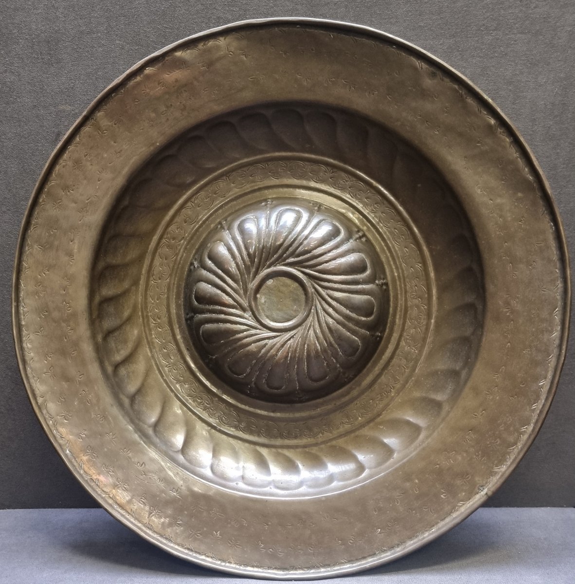 ELEMOSINIERE IN OTTONE - FIANDRE, XVI SECOLO  - Diametro : 48,5 cm