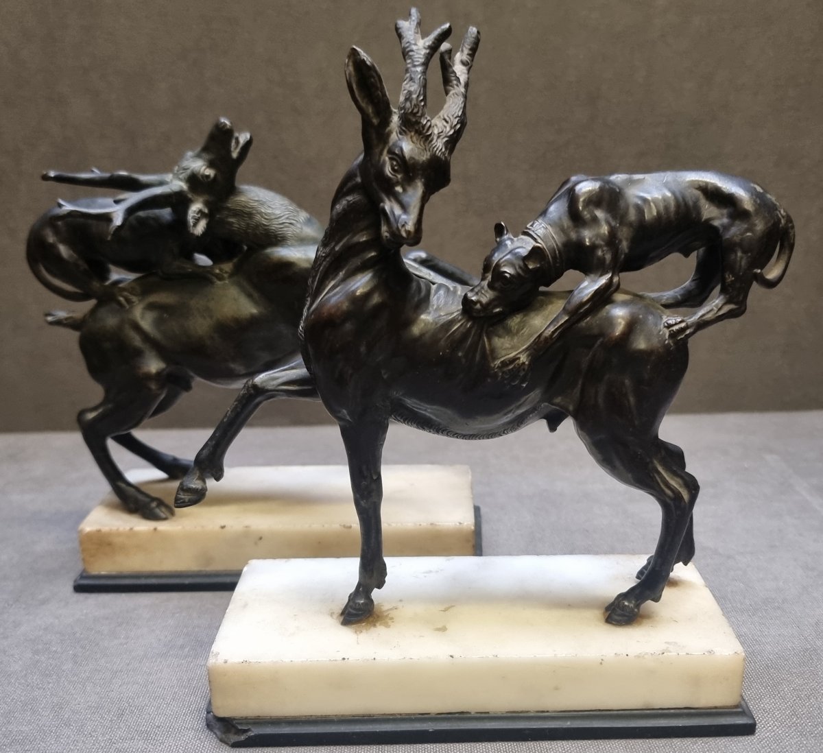 COPPIA SCULTURE IN BRONZO CON BASI IN MARMO - CANI CHE LOTTANO CON CERVI-photo-2