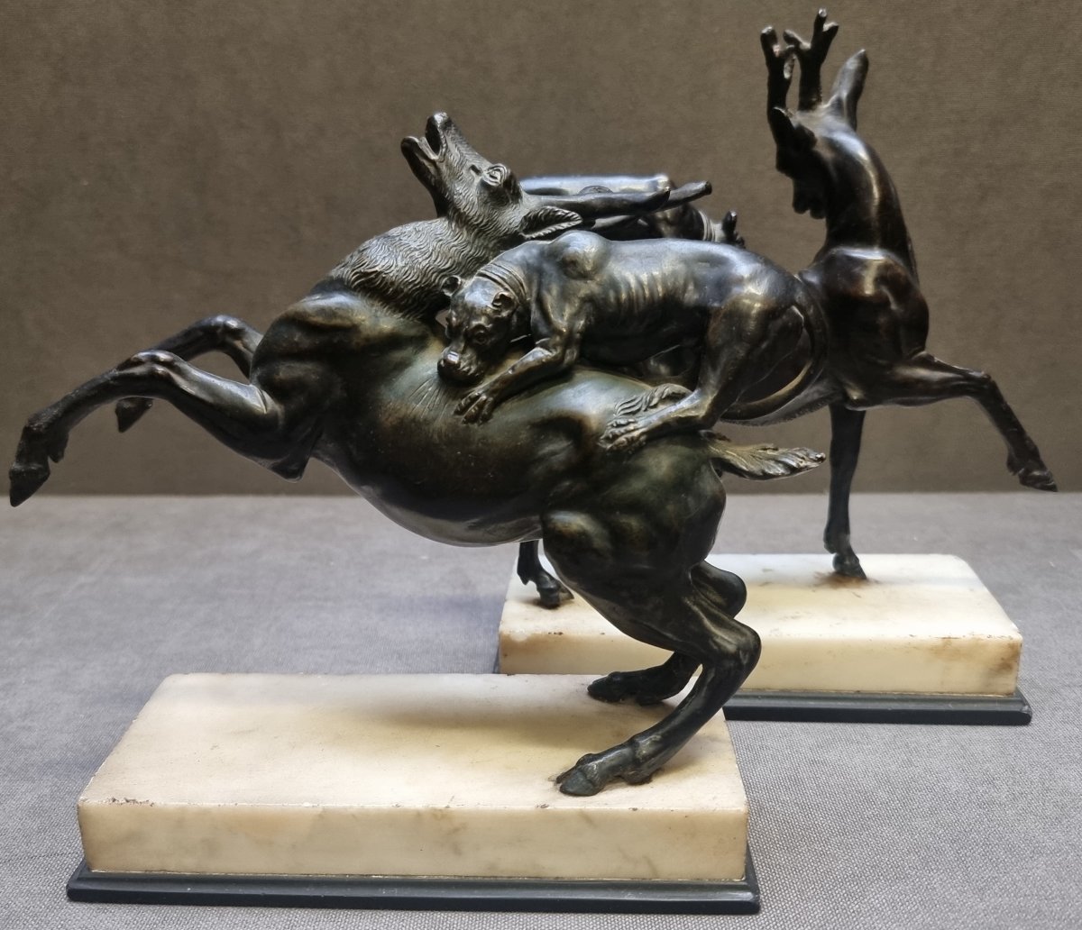 COPPIA SCULTURE IN BRONZO CON BASI IN MARMO - CANI CHE LOTTANO CON CERVI-photo-3