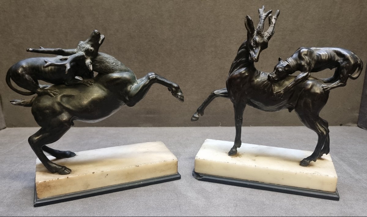 COPPIA SCULTURE IN BRONZO CON BASI IN MARMO - CANI CHE LOTTANO CON CERVI