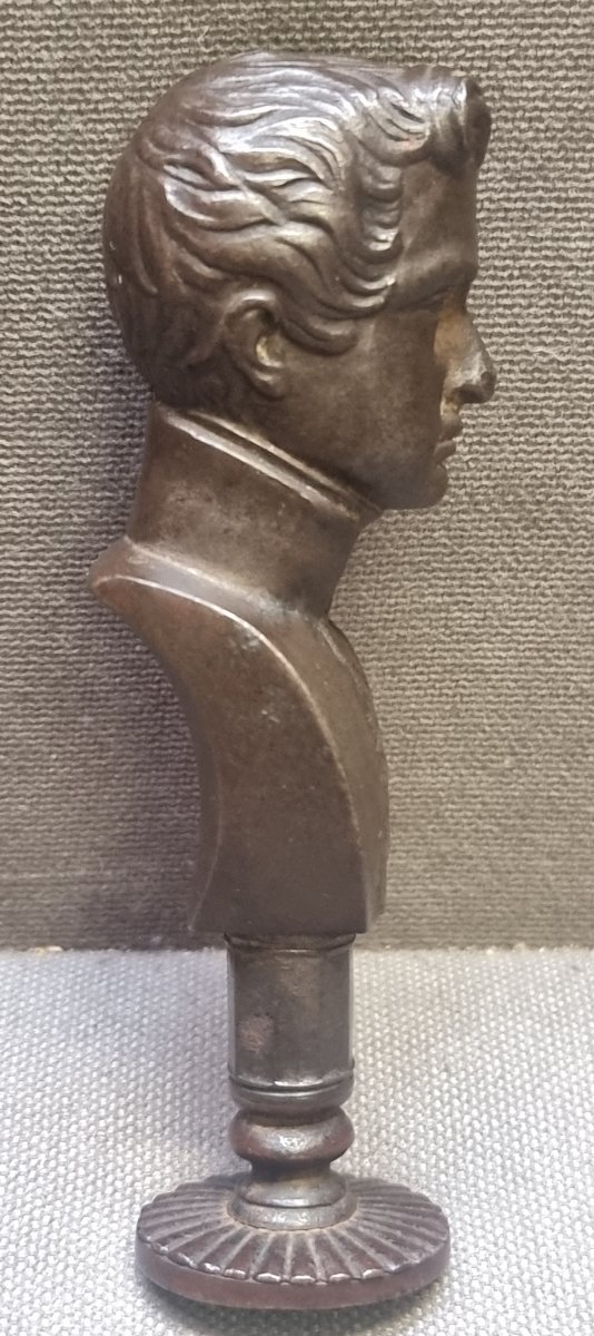 TIMBRO IN FERRO ACCIAIOSO TIRATO A MARTELLO - RAFFIGURANTE BUSTO DI NOBILE CON STEMMA ARALDICO-photo-2