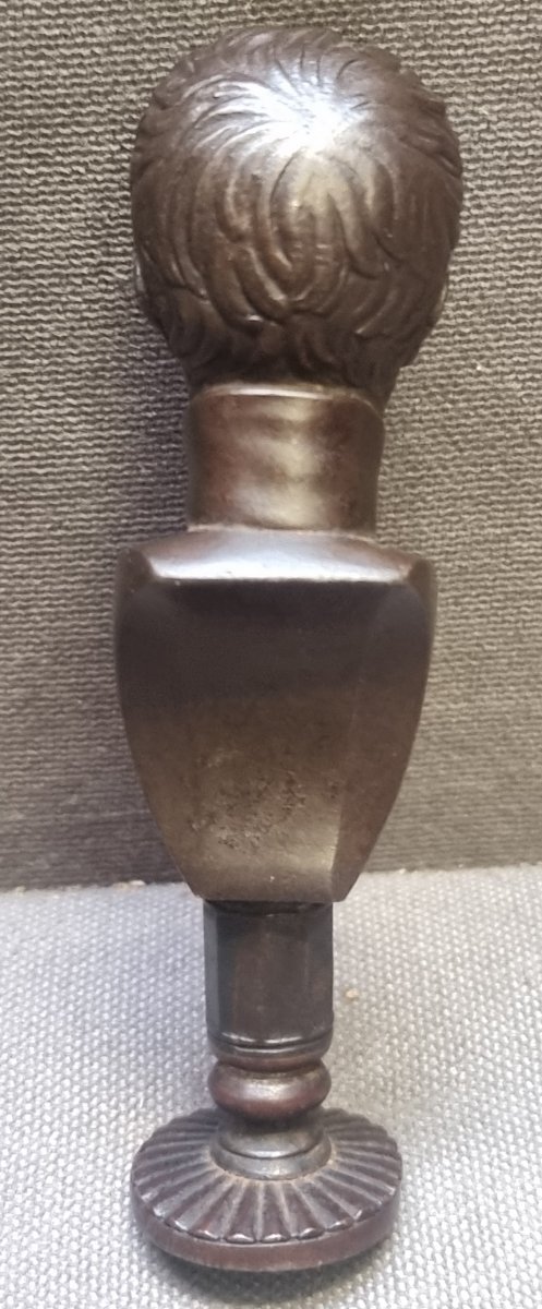 TIMBRO IN FERRO ACCIAIOSO TIRATO A MARTELLO - RAFFIGURANTE BUSTO DI NOBILE CON STEMMA ARALDICO-photo-3