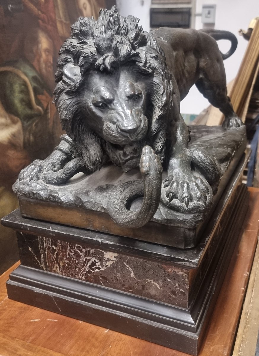 SCULTURA IN BRONZO SU BASE IN MARMO - LEONE CHE COMBATTE CON SERPENTE - seconda metà dell'800
