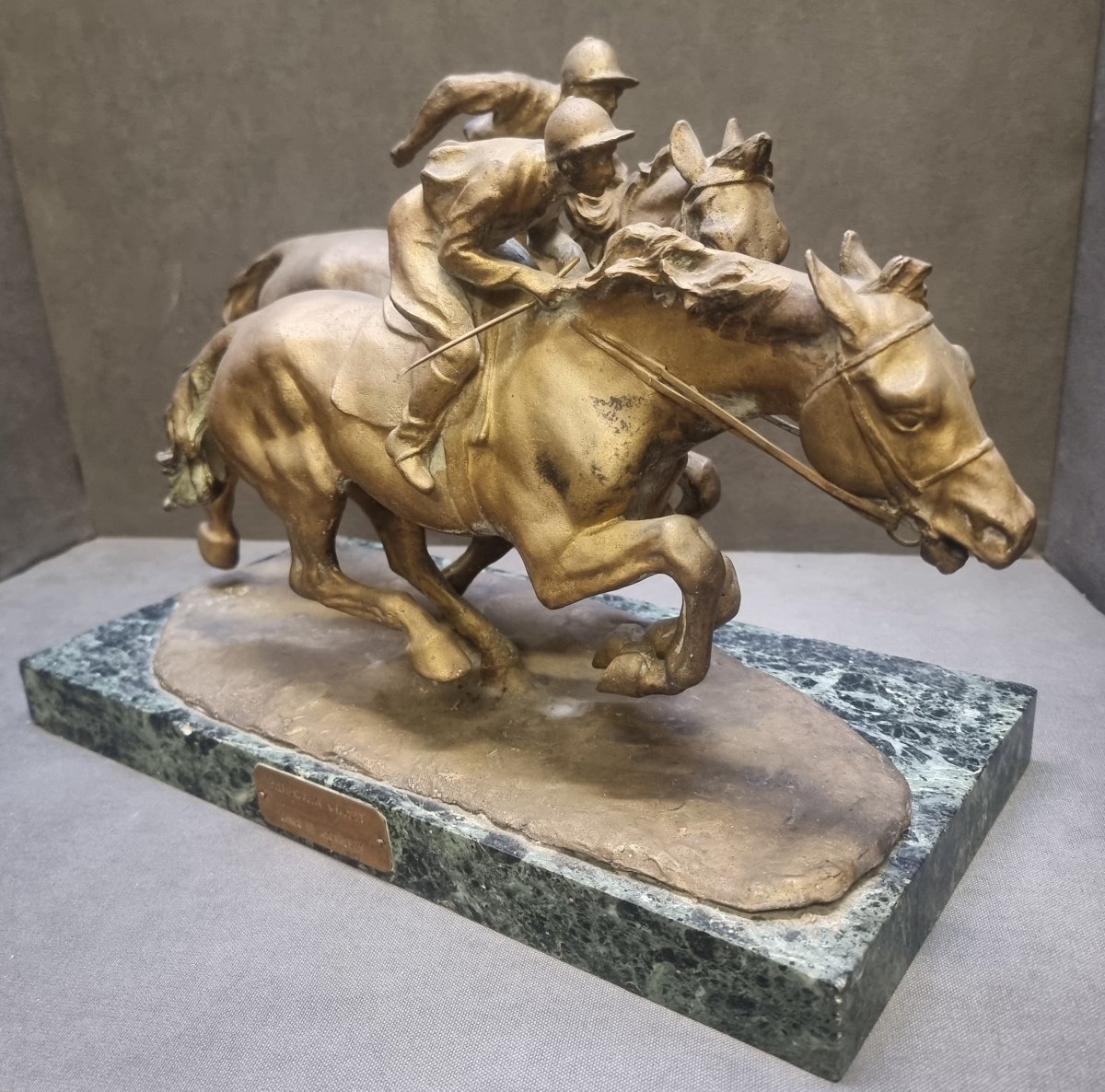 Scultura in bronzo – COPPIA FANTINI A CAVALLO, su base in marmo Verde delle Alpi -photo-2