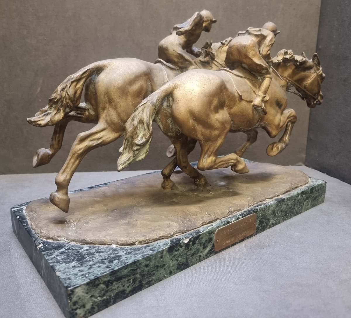 Scultura in bronzo – COPPIA FANTINI A CAVALLO, su base in marmo Verde delle Alpi -photo-4