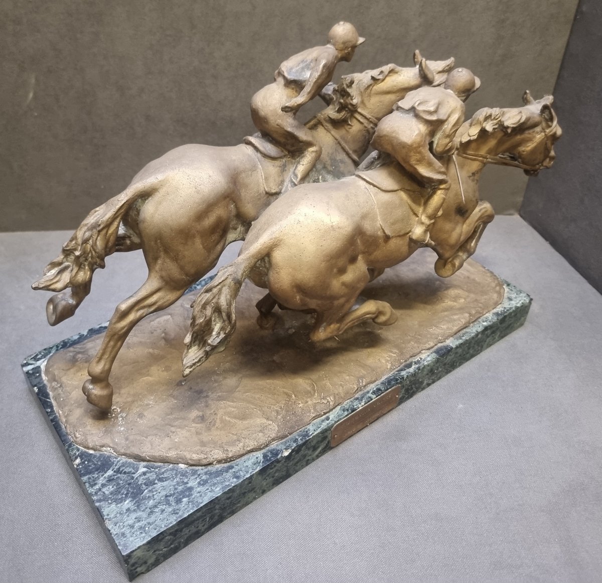 Scultura in bronzo – COPPIA FANTINI A CAVALLO, su base in marmo Verde delle Alpi -photo-1