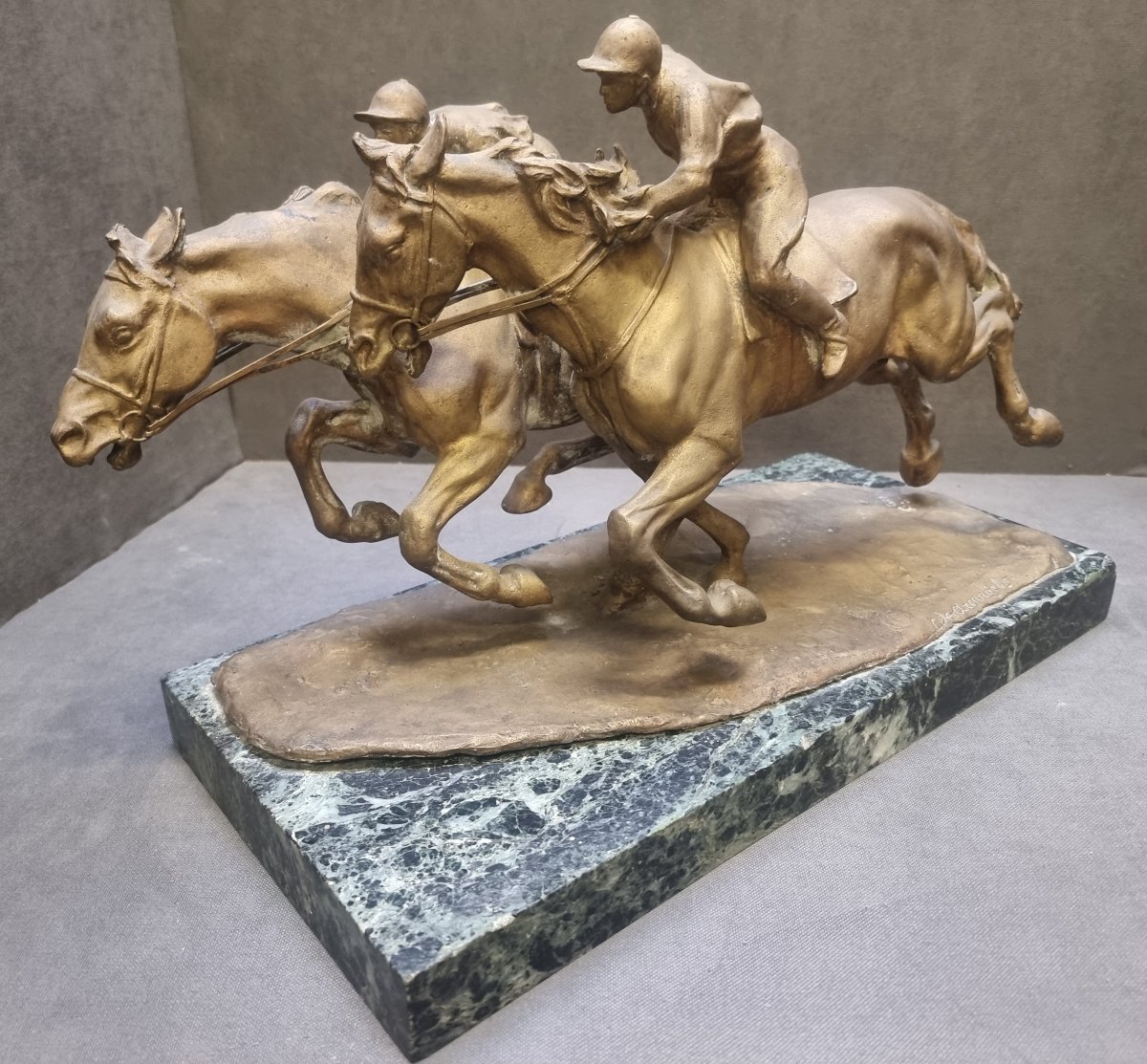 Scultura in bronzo – COPPIA FANTINI A CAVALLO, su base in marmo Verde delle Alpi 