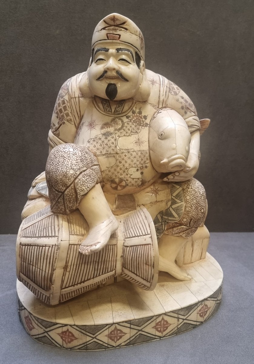 SCULTURA IN PIASTRE D'OSSO APPLICATE - UOMO CON PESCE - ORIENTALE - anni '70