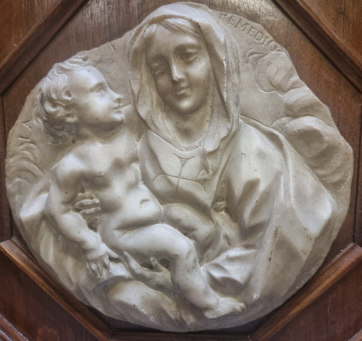 BASSORILIEVO IN MARMO STATUARIO - MADONNA CON BAMBINO - Metà XVII SECOLO-photo-2